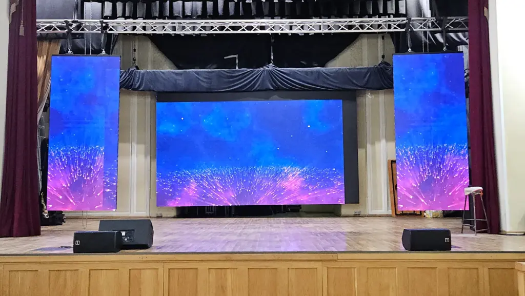 Сценический экран с LED-кулисами